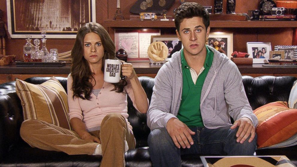 Lyndsy Fonseca and David Henrie in a scene from "How I Met Your Mother."
