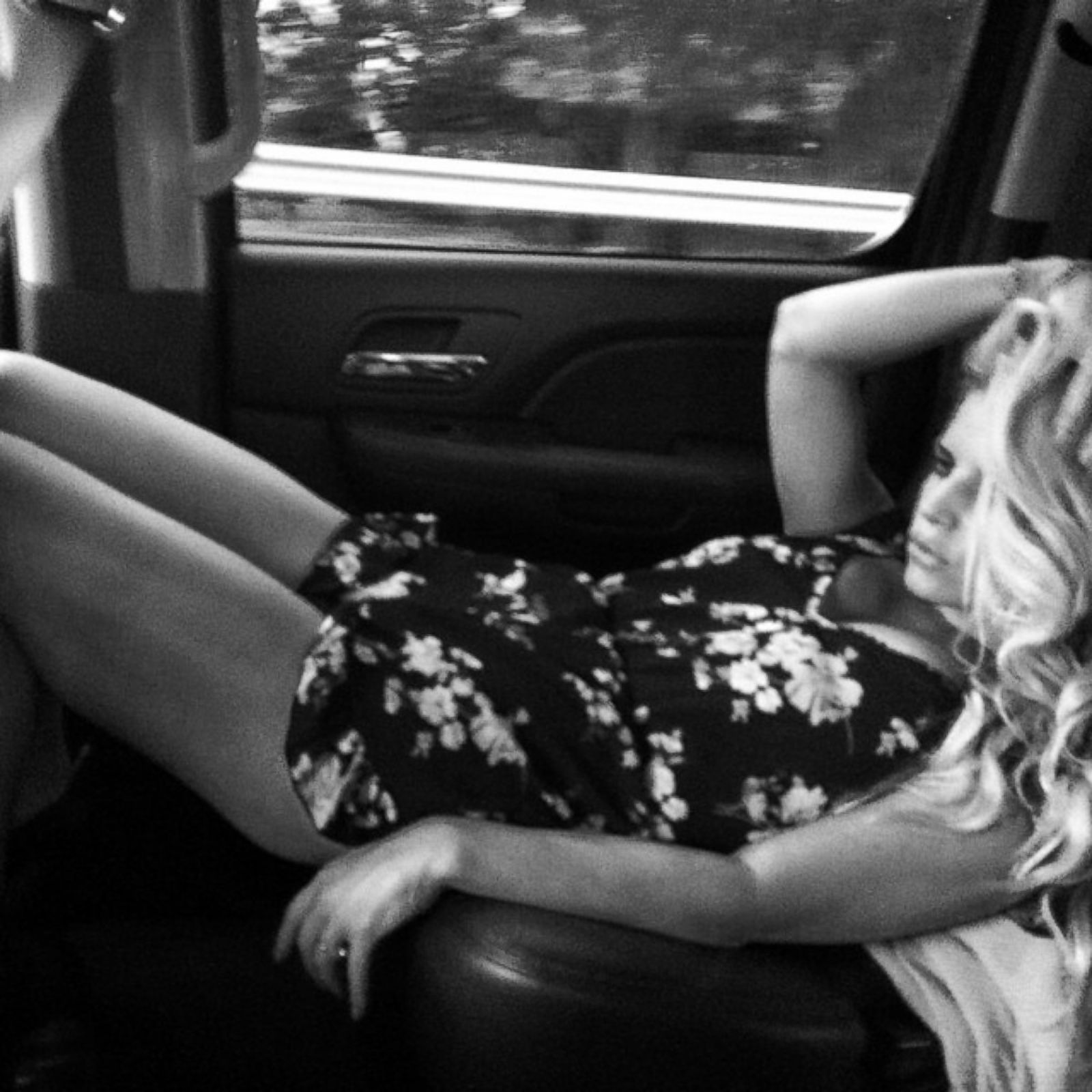 Jessica Simpson Shows Off Her Legs In A Sexy Selfie Picture Jessica