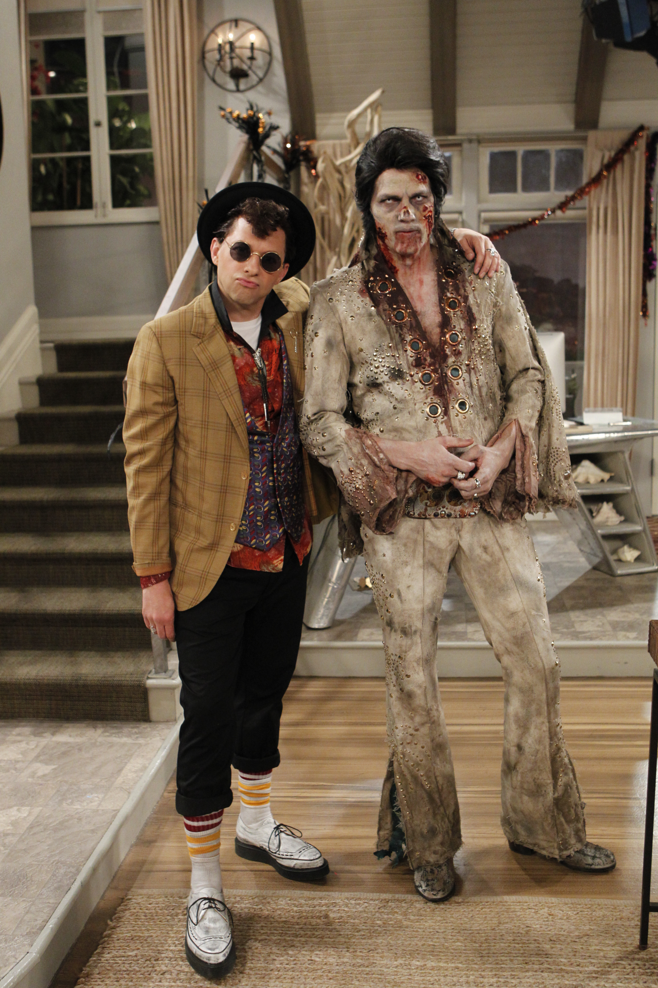 PHOTO: Jon Cryer and Ashton Kutcher star in an episode of "Two and a Half Men," Oct. 30, 2014.