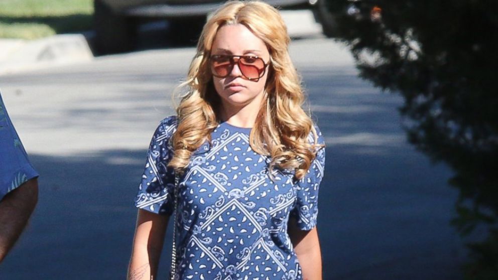Amanda Bynes gets her hair done at the salon before walking the dogs with her parents in Los Angeles,  Dec. 29, 2013. 