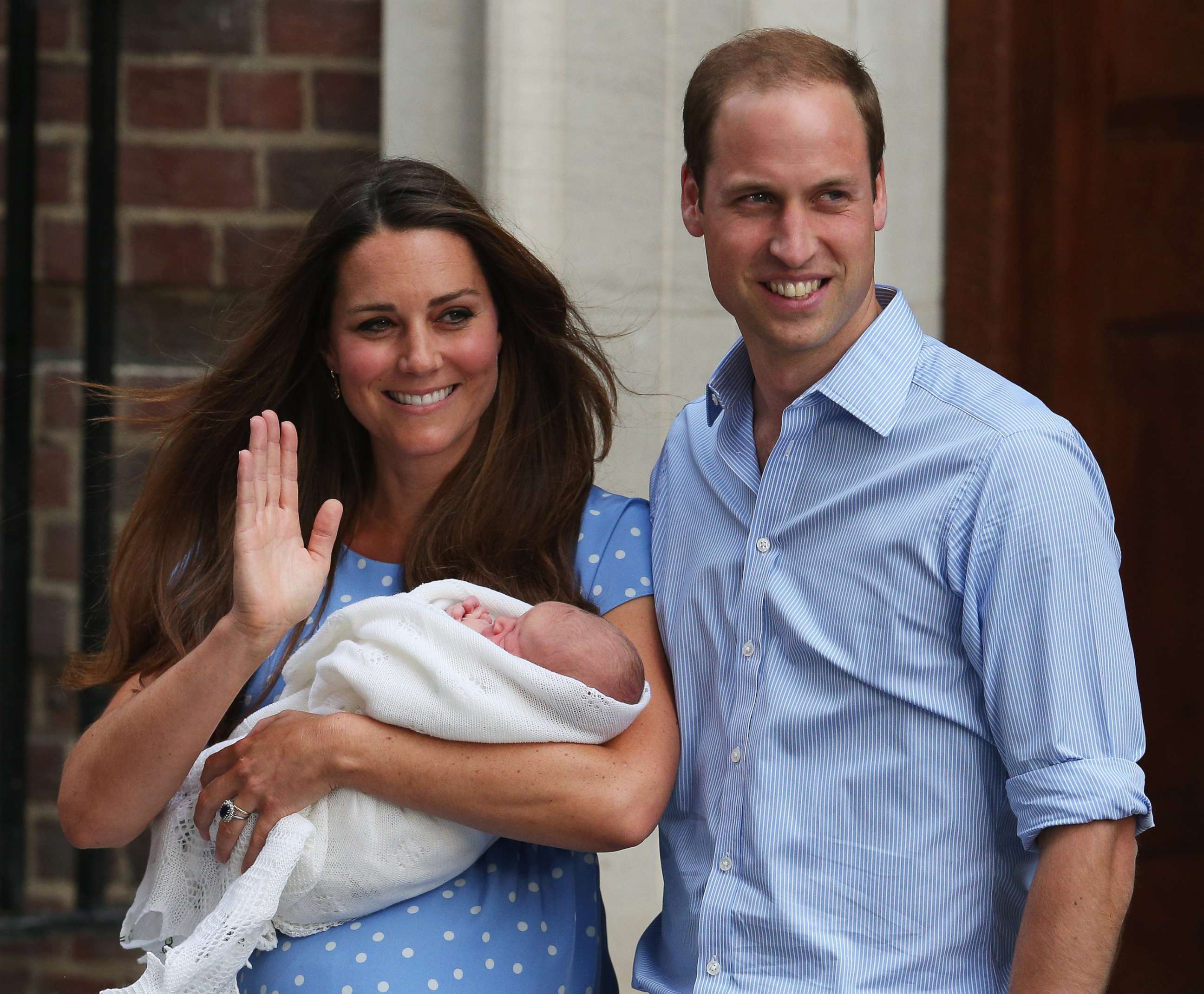 PHOTO:Prince William, Duke of Cambridge and Catherine, Duchess of Cambridge, depart The Lindo Wing with their newborn son, Prince George, at St Mary's Hospital on July 23, 2013 in London, England. 