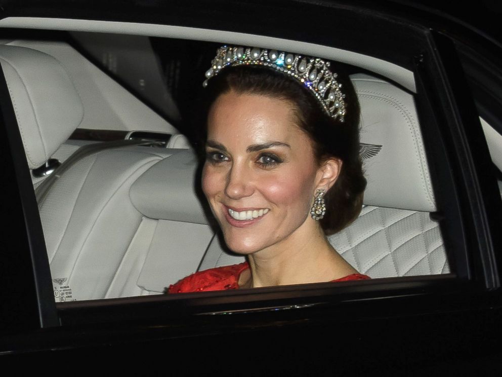 PHOTO: Duchess Kate heads to a diplomatic dinner at Buckingham Palace in London, Dec. 8, 2016.
