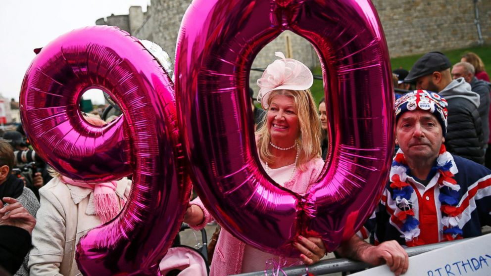 PHOTO: Royal fans gather to celebrate Queen Elizabeth's 90th birthday in Windsor, Britain, April 21, 2016.  