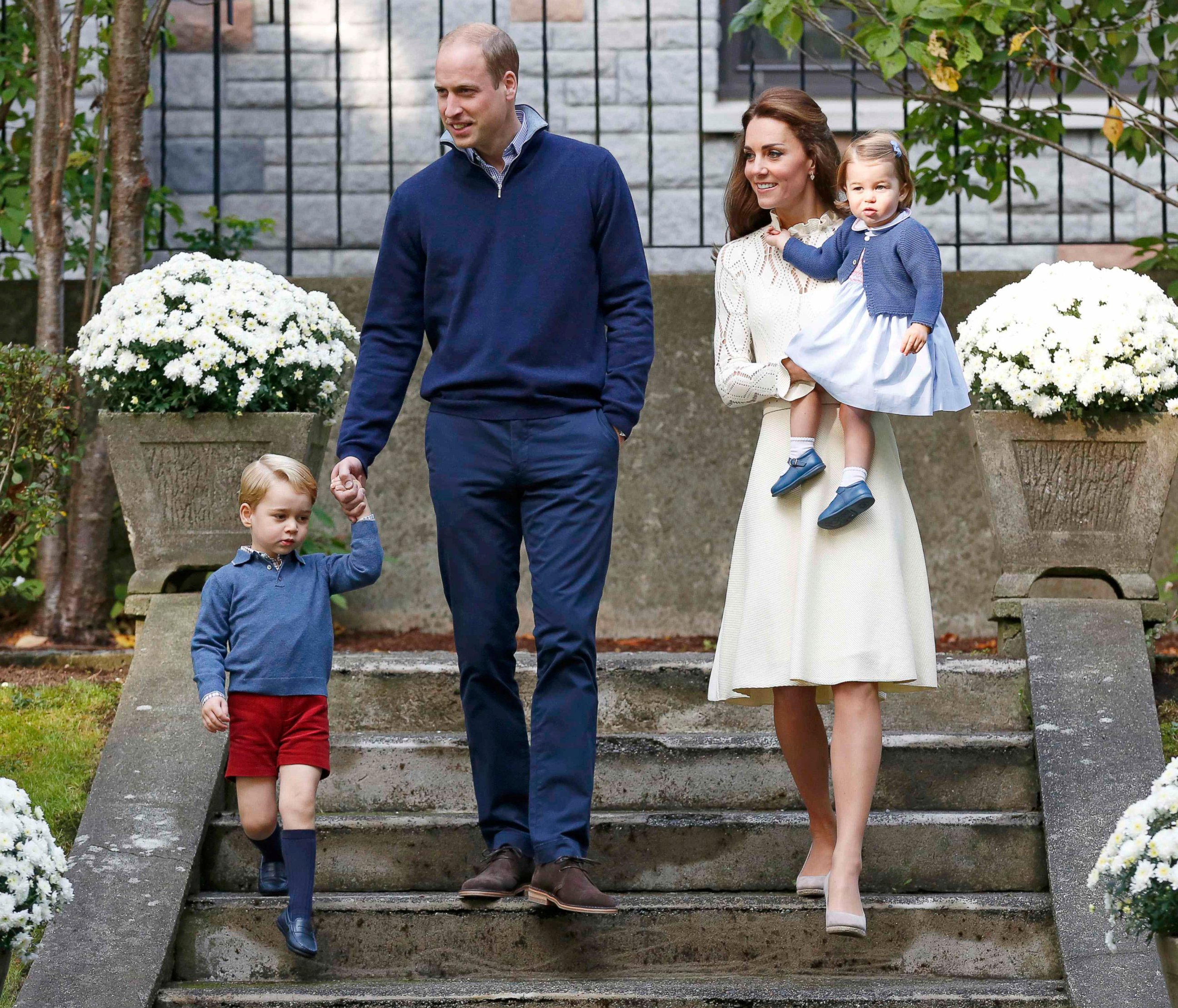 PHOTO: Prince William (2nd L), Catherine, Duchess of Cambridge, Prince George (L) and Princess Charlotte (R) arrive at a children's party at Government House in Victoria, British Columbia, Canada, Sept,29, 2016.  
