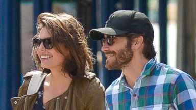 PHOTO: Jake Gyllenhaal and his girlfriend Alyssa Miller hold hands in New York, Sept. 21, 2013.