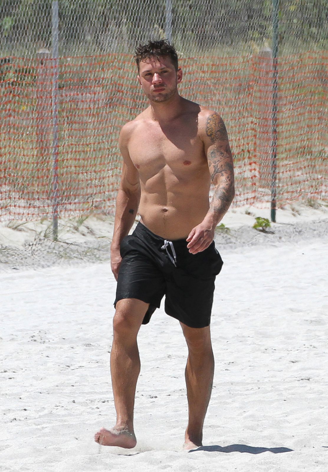 Ryan Phillippe Shows Off His Ripped Body Picture Celebrities On Vacation Abc News