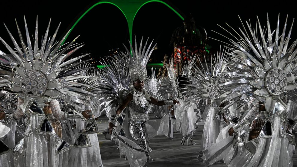 O deslumbrante desfile do Carnaval do Rio é retomado após a pandemia parar