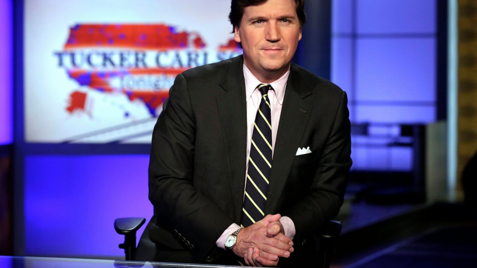 does tucker carlson have a wig