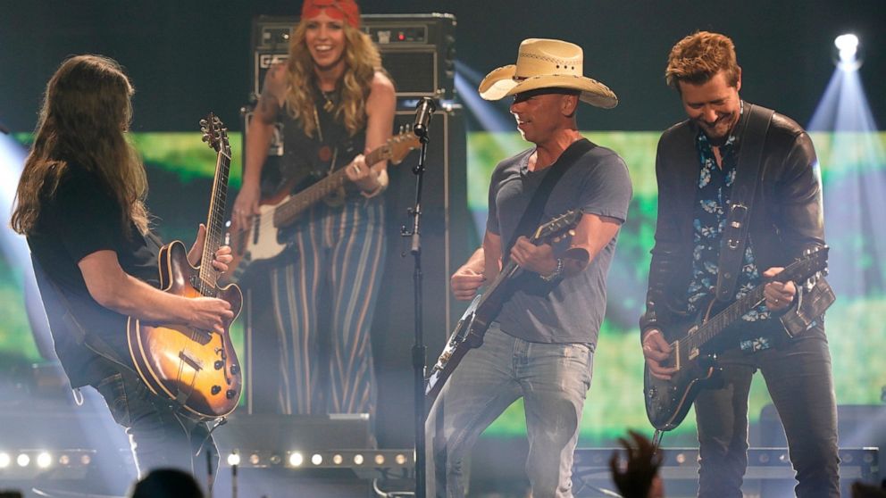 Super Bowl visit inspires singer Chesney as tour begins