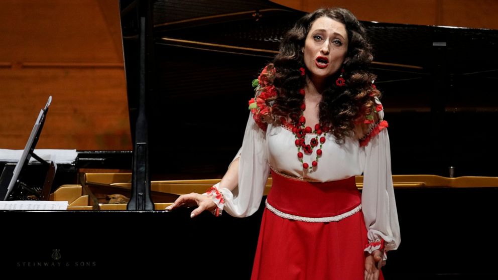 日本のウクライナのオペラ歌手がメロディーで平和を祈る