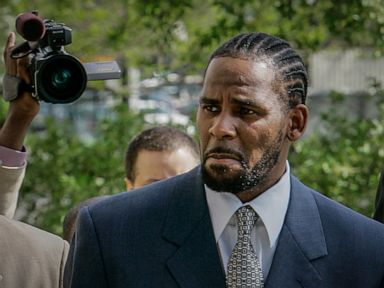  Judge begins giving instructions to jury at R. Kelly trial