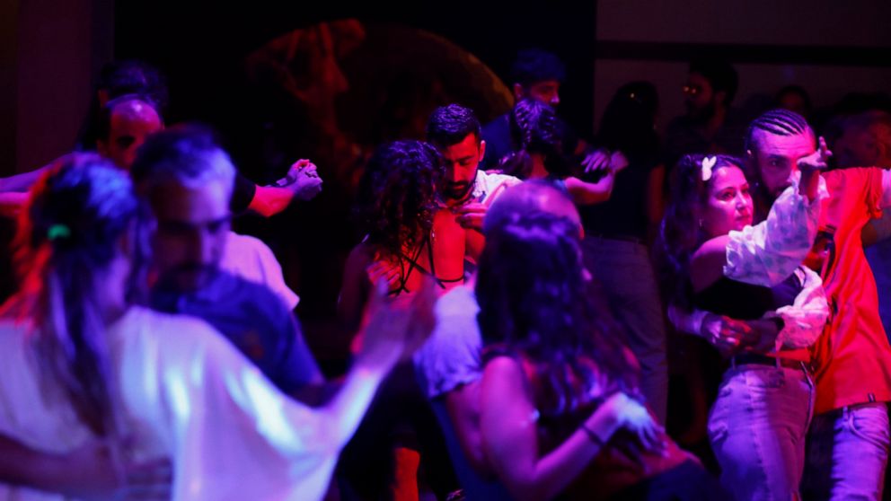 بعيدًا عن الحرب ، يجد السوريون إيقاعهم في رقصات الصالات