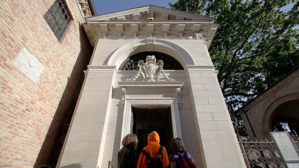 Daily readings at tomb honor Dante 700 years after his death
