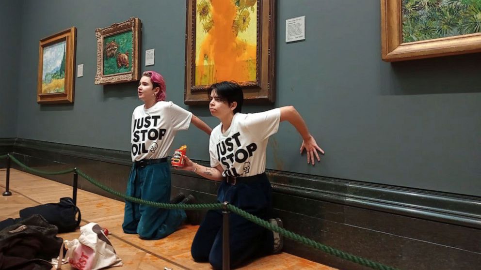 Des militants devant un tribunal britannique après avoir jeté de la soupe sur une photo de Van Gogh