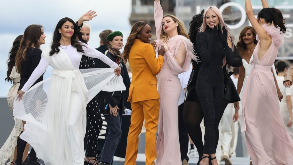 Naomi Campbell steals Lanvin show at Paris Fashion Week