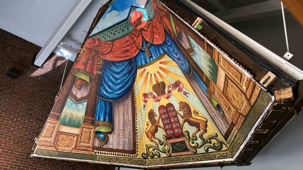 Ilgai slėpta sinagogos freska buvo restauruota ir perkelta