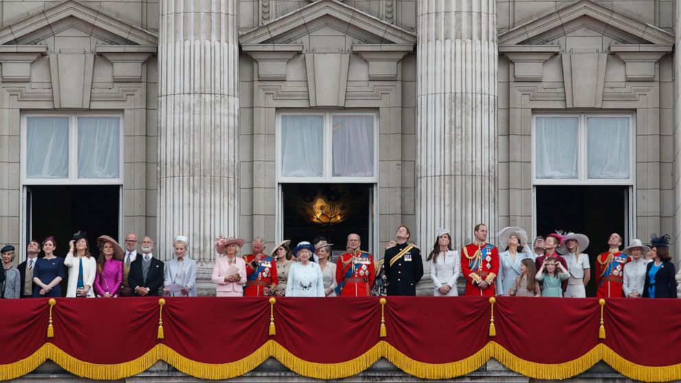 Jubilee: Balcony moment tells UK monarchy's story over years