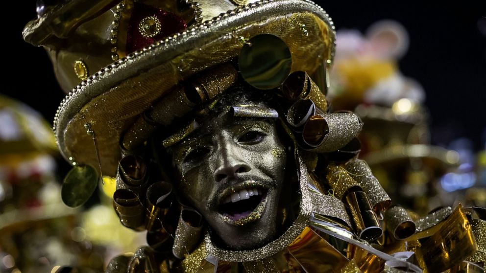 Rio S Carnival Parade Returns After Long Pandemic Hiatus Abc News