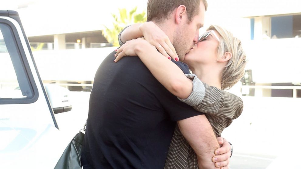 PHOTO: Julianne Hough and Brooks Laich embrace at LAX airport, February 17, 2014. 