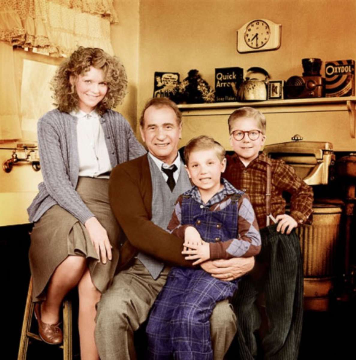 PHOTO: Peter Billingsley, Melinda Dillon, Darren McGavin, and Ian Petrella poses for a cast photo for the movie "A Christmas Story."
