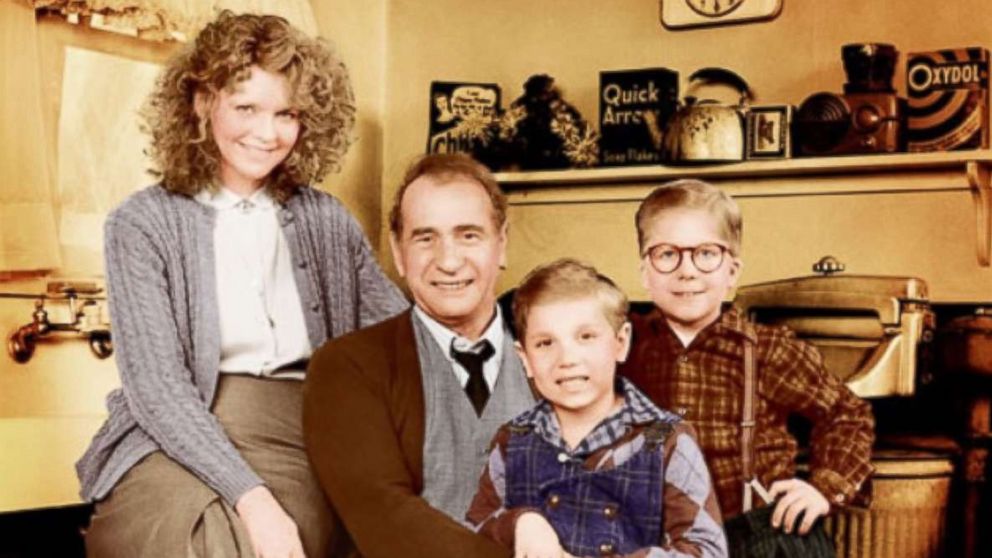 PHOTO: Peter Billingsley, Melinda Dillon, Darren McGavin, and Ian Petrella poses for a cast photo for the movie "A Christmas Story."