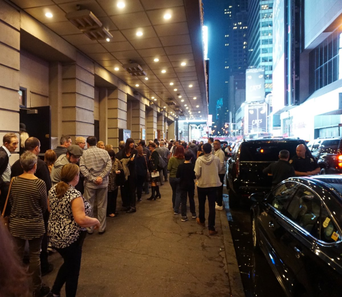 PHOTO: Theatergoers outside the Lunt-Fontanne Theatre in New York, Oct. 21, 2016.