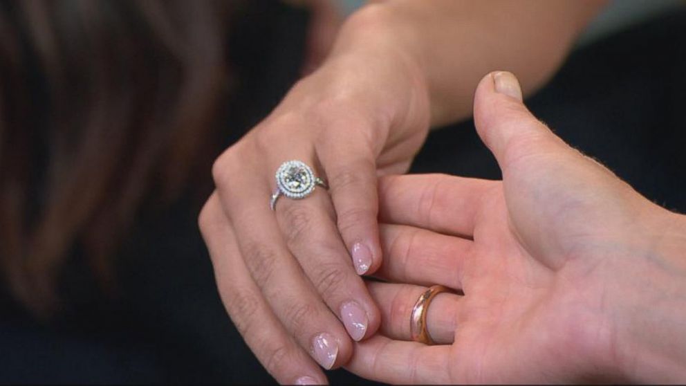 PHOTO: Andi Dorfman shows off her ring on Good Morning America, July 29, 2014. 