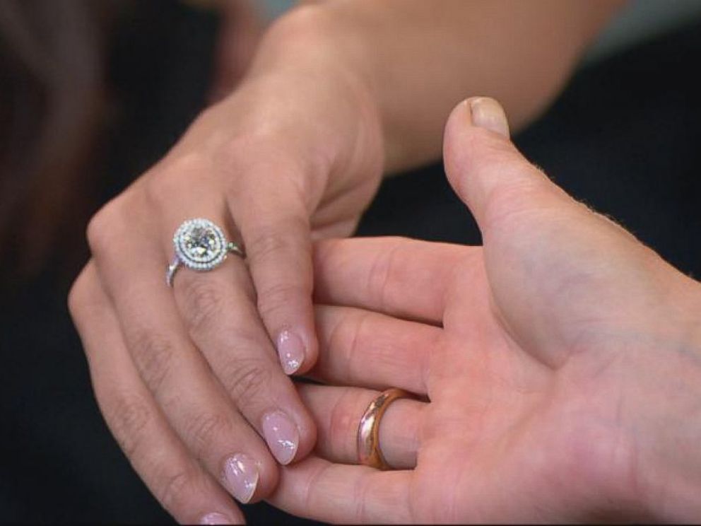 PHOTO: Andi Dorfman shows off her ring on Good Morning America, July 29, 2014.
