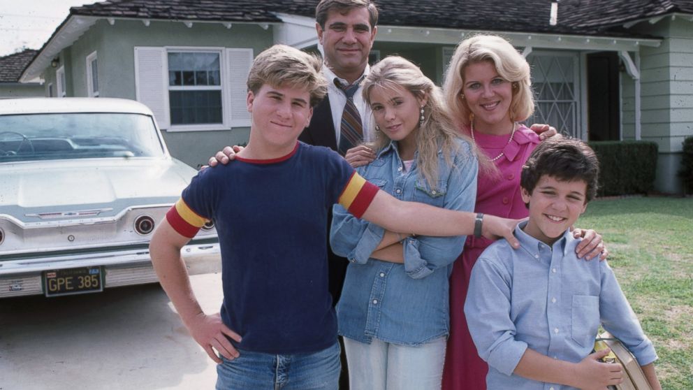 Jason Hervey, Dan Lauria, Olivia d'Abo, Alley Mills, Fred Savage in the premiere of "The Wonder Years". 
