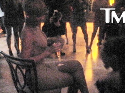 Video: Pop star Rihanna gets a lap dance from a female dwarf.