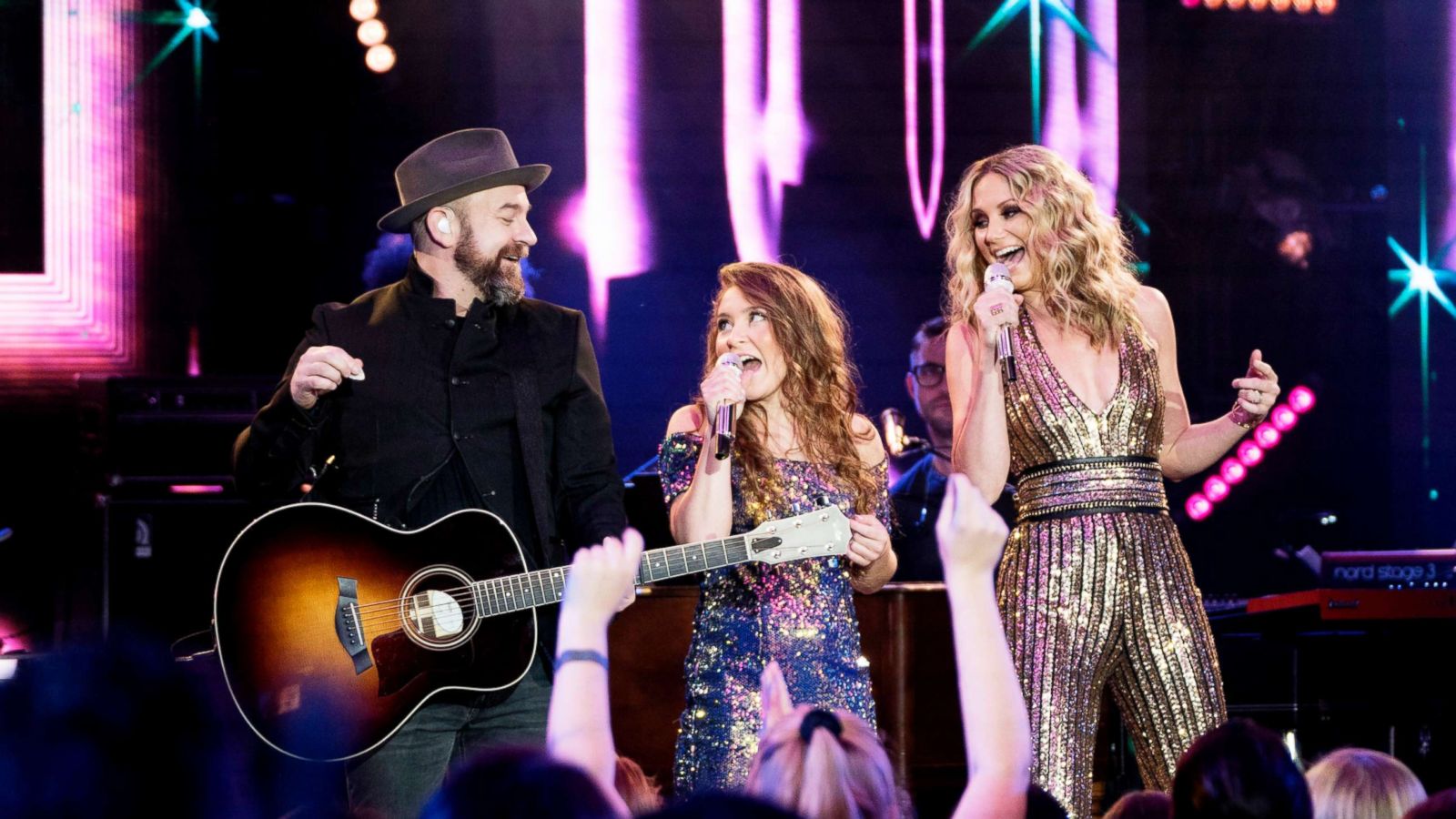 PHOTO: Contestants sing with celebrities on "American Idol," April 9, 2018.