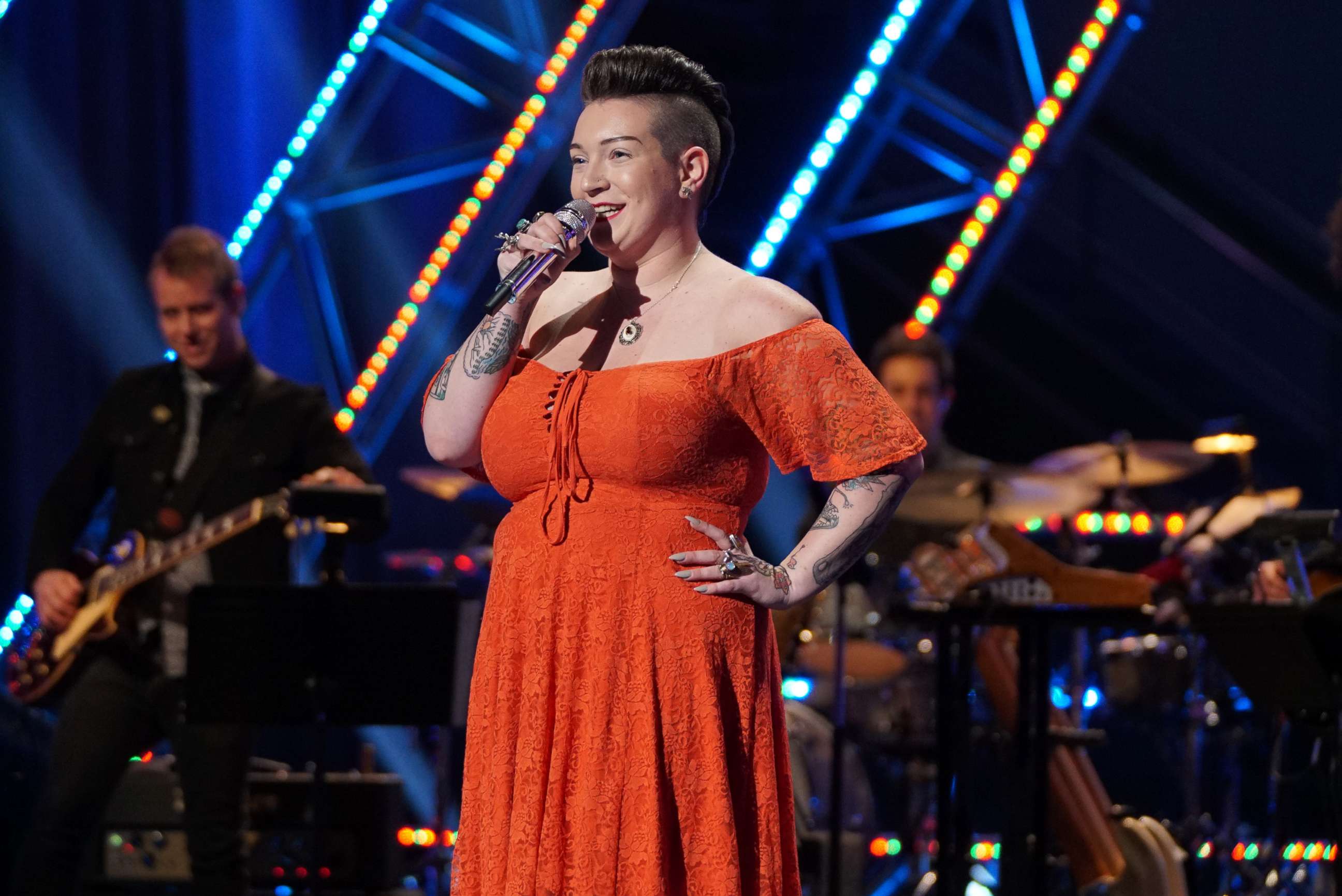 PHOTO: Effie Passero sings "Alone" by Heart on the April 1, 2018 episode of ABC's, "American Idol."