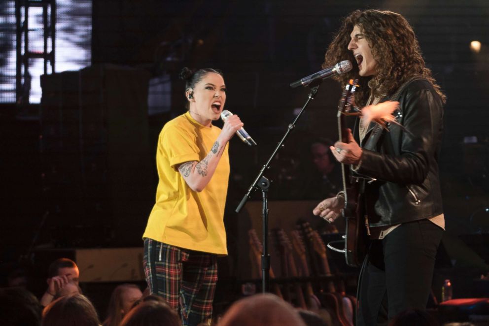 PHOTO: Contestants sing with celebrities on "American Idol," April 9, 2018.