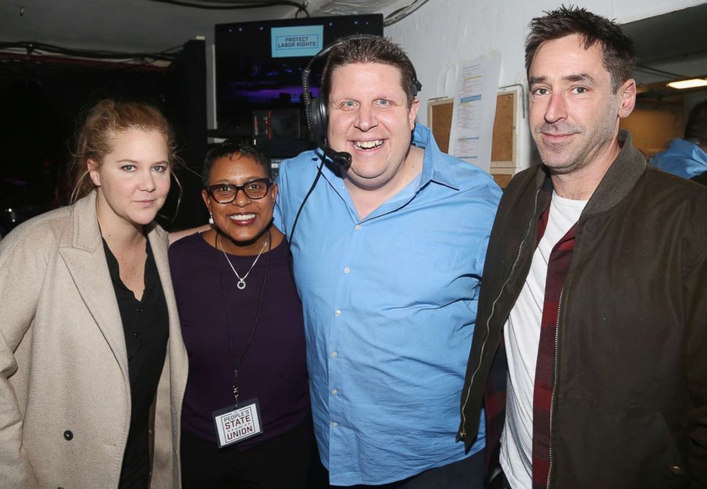 KUVA: Amy Schumer, ohjaaja Schele Williams, lavastuspäällikkö Jason Daunter ja keittiömestari Chris Fischer poseeraavat kulissien takana The People's State Of The Union -tilaisuudessa Town Hallissa 29. tammikuuta 2018 New Yorkissa.