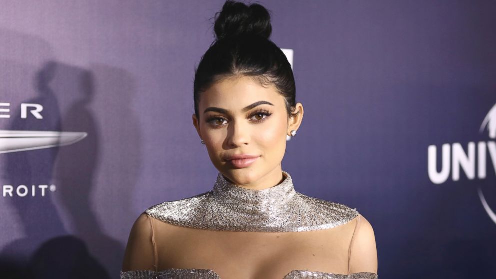 VIDEO: Kylie Jenner surprised some very lucky students attending Rio Americano High School's prom in Sacramento.