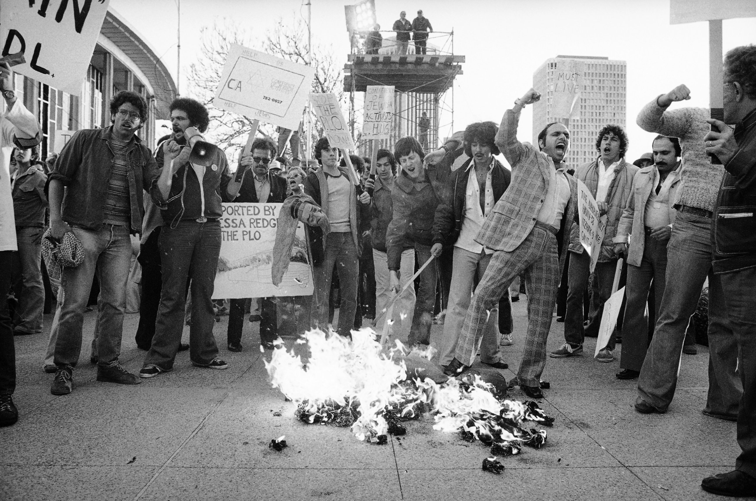 PHOTO: Supporters of the Jewish Defense League burn an effigy of actress Vanessa Redgrave outside the Academy Awards ceremonies in Los Angeles, April 3, 1978.