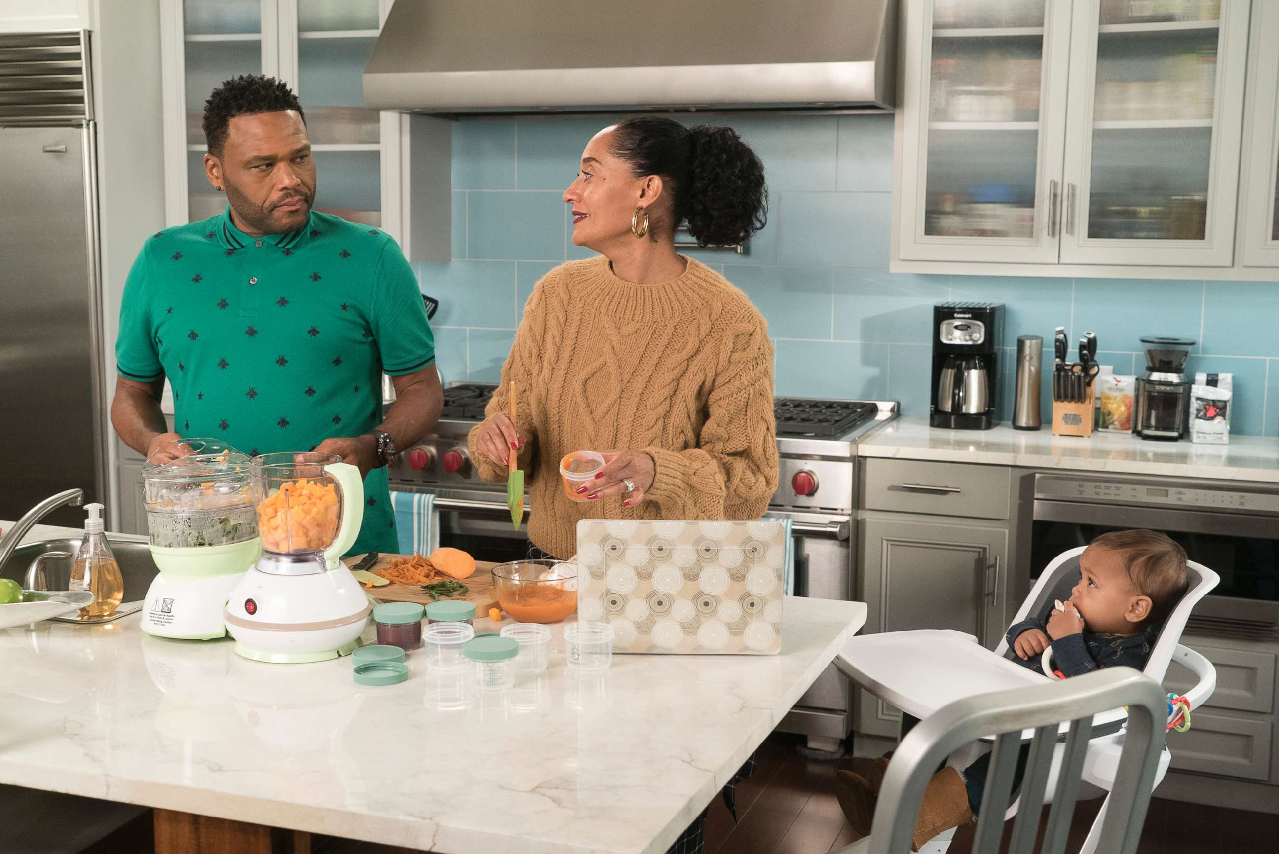 PHOTO: Anthony Anderson, Tracee Ellis Ross in an episode on "black-ish," Jan. 16, 2018, on The ABC Television Network.
