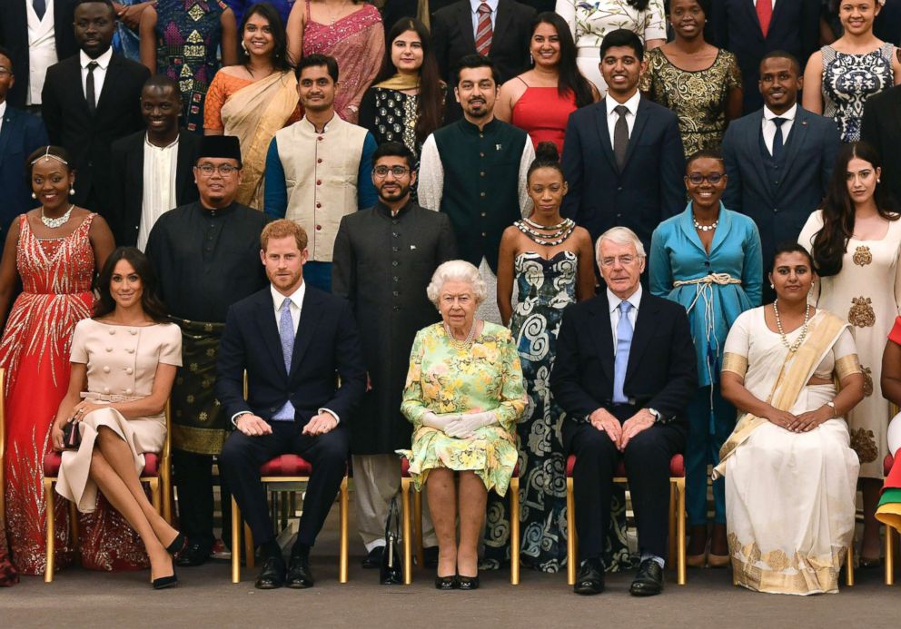 PHOTO: Britain's Queen Elizabeth, Prince Harry and Meghan, Duchess of Sussex pose for a group photo at the Queen's Young Leaders Awards Ceremony at Buckingham Palace in London, June 26, 201