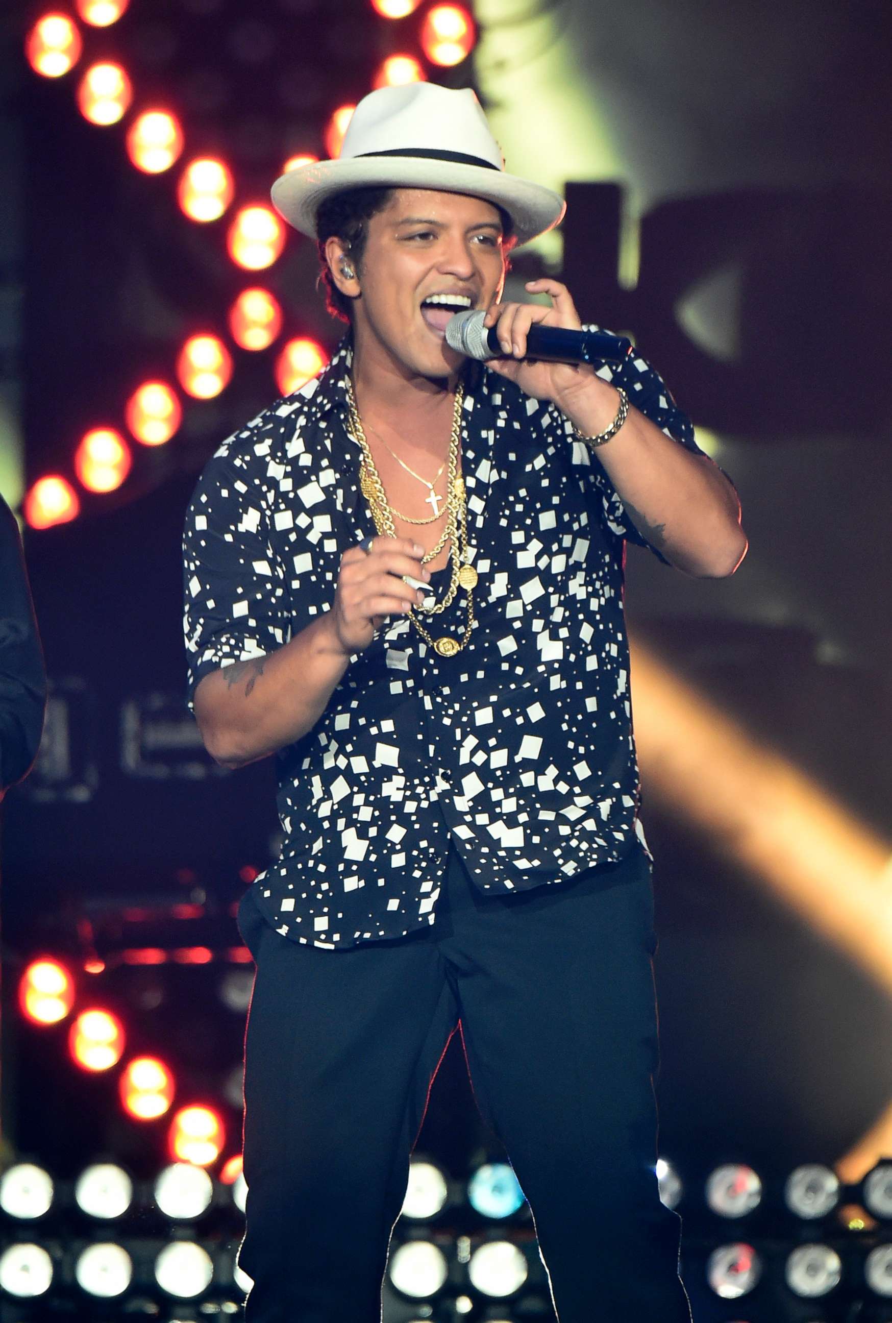 PHOTO: Musician Bruno Mars performs onstage during Rock in Rio USA at the MGM Resorts Festival Grounds, May 16, 2015 in Las Vegas. 