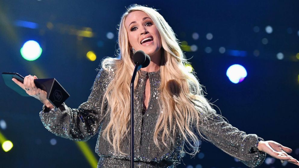 VIDEO: Carrie Underwood returns to the stage for 1st public appearance since accident
