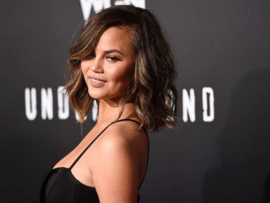 Model Chrissy Teigen live tweets from bizarre 8-hour 'flight to nowhere'
