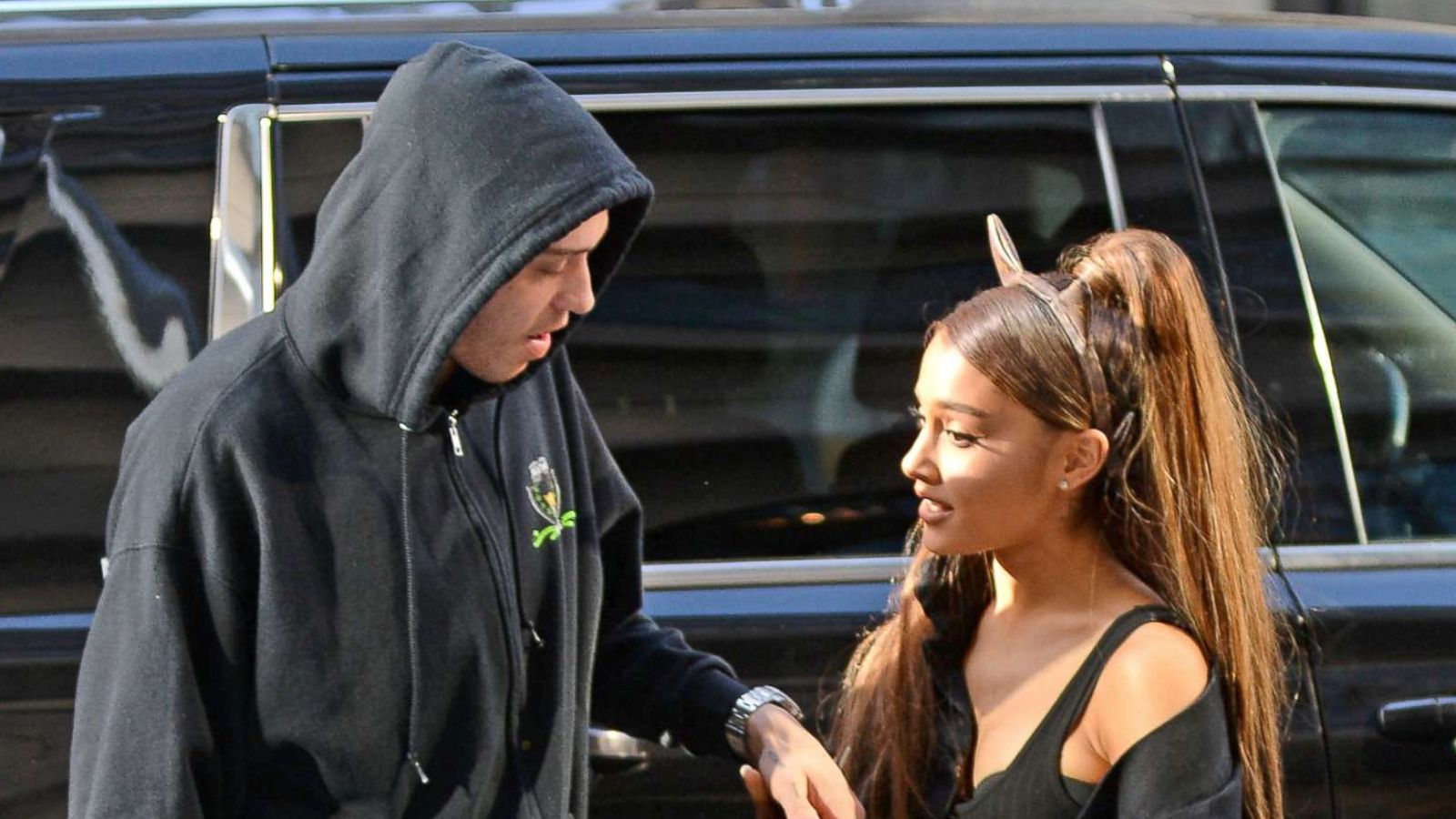 PHOTO: Ariana Grande and her boyfriend Pete Davidson holding hands while arriving at their New York City apartment, June 25, 2018.