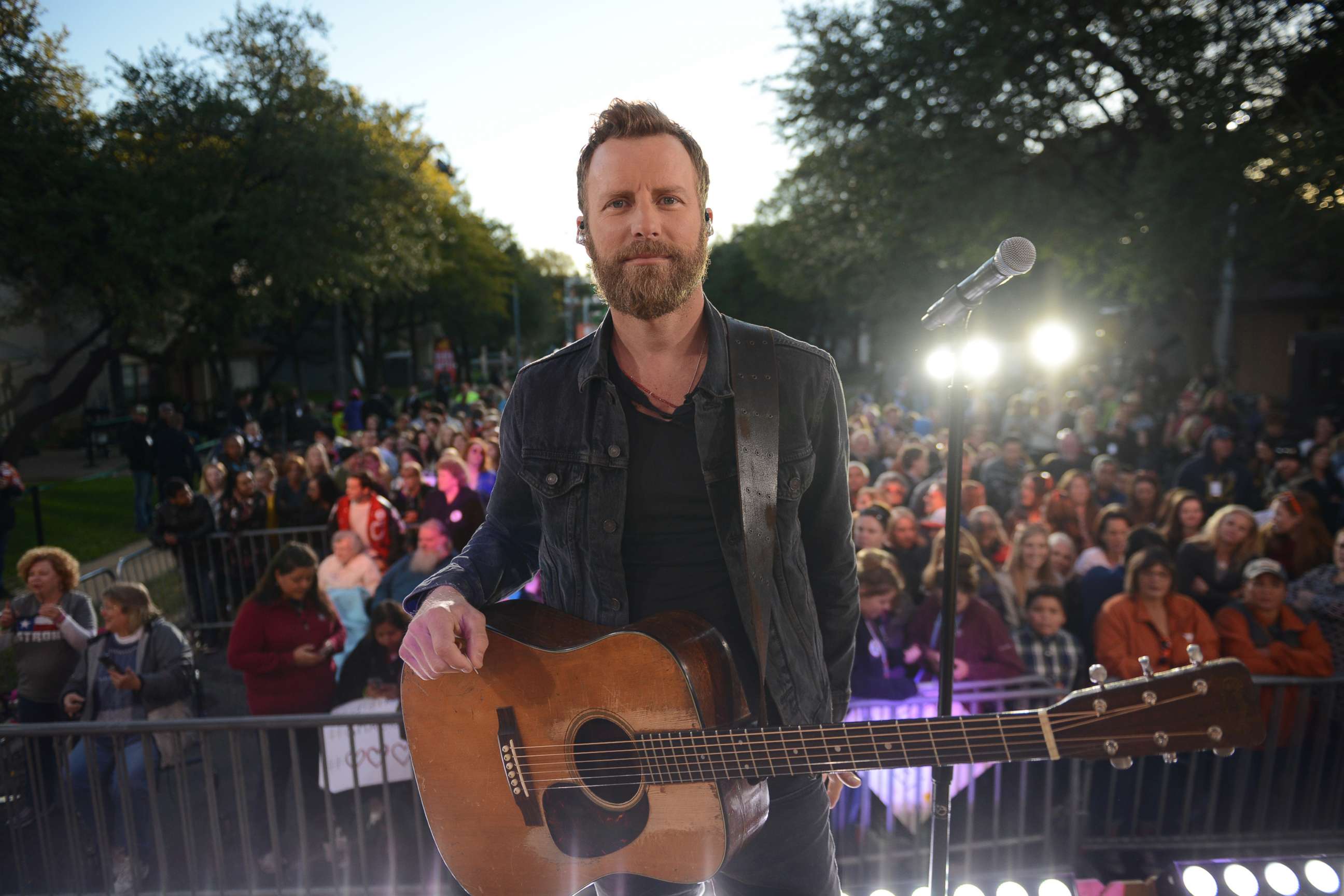 PHOTO: Country music superstar Dierks Bentley woke up the neighborhood on Riverside Drive in Austin, Texas, on Oct. 17, 2017 when he performed live at a block party on "Good Morning America."