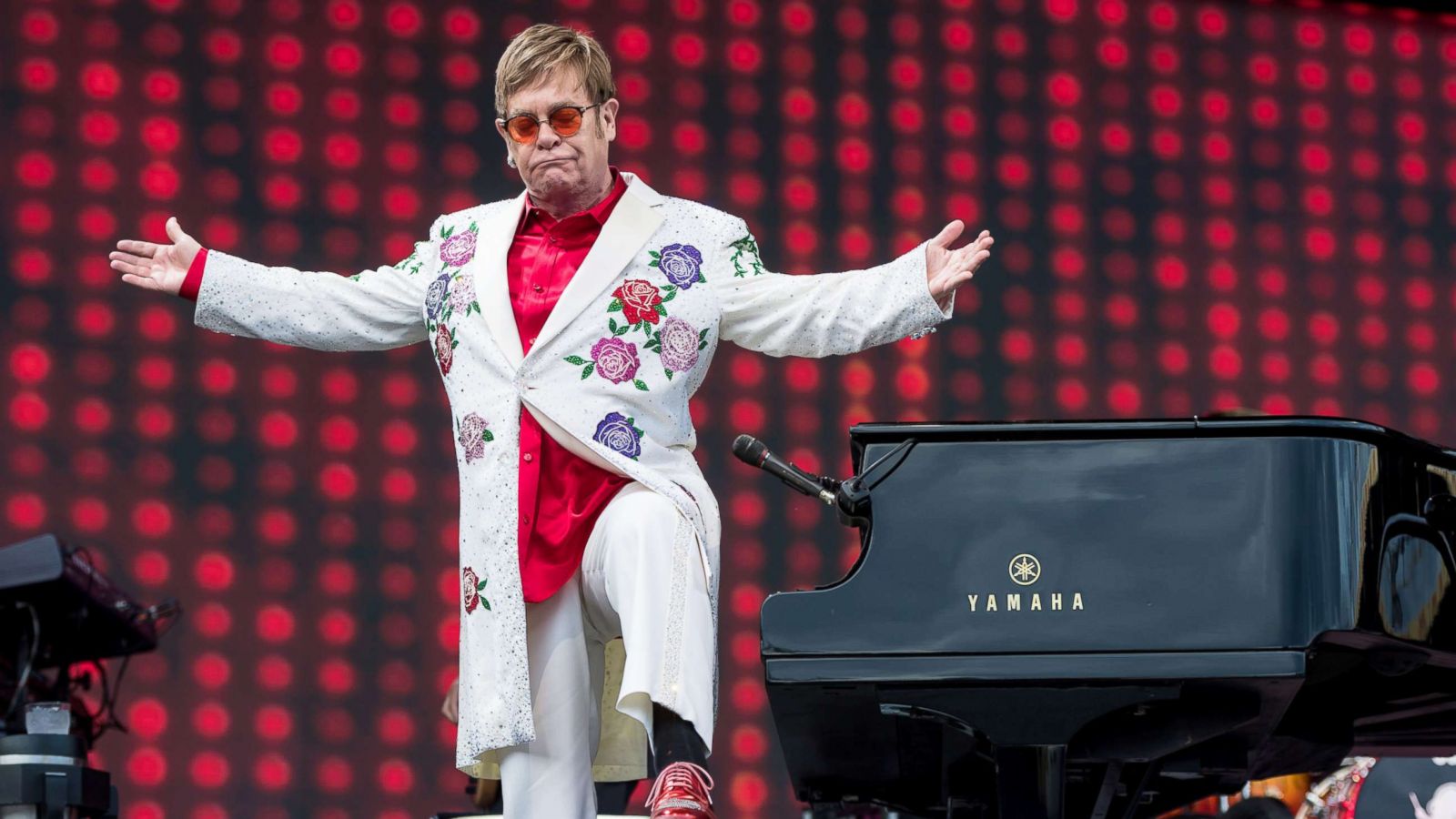 PHOTO: Elton John fashion through the years