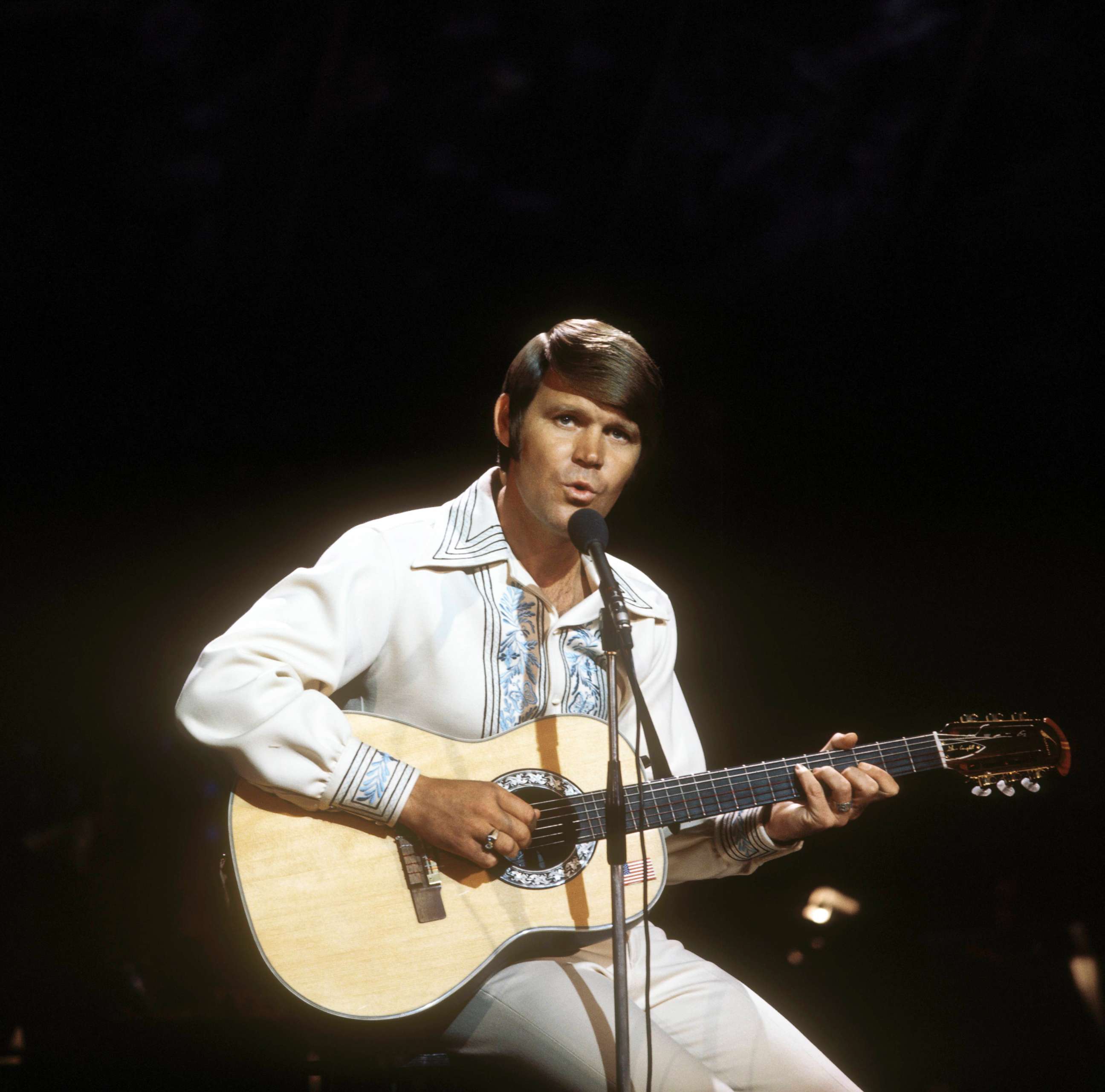 PHOTO: Glen Campbell performs.