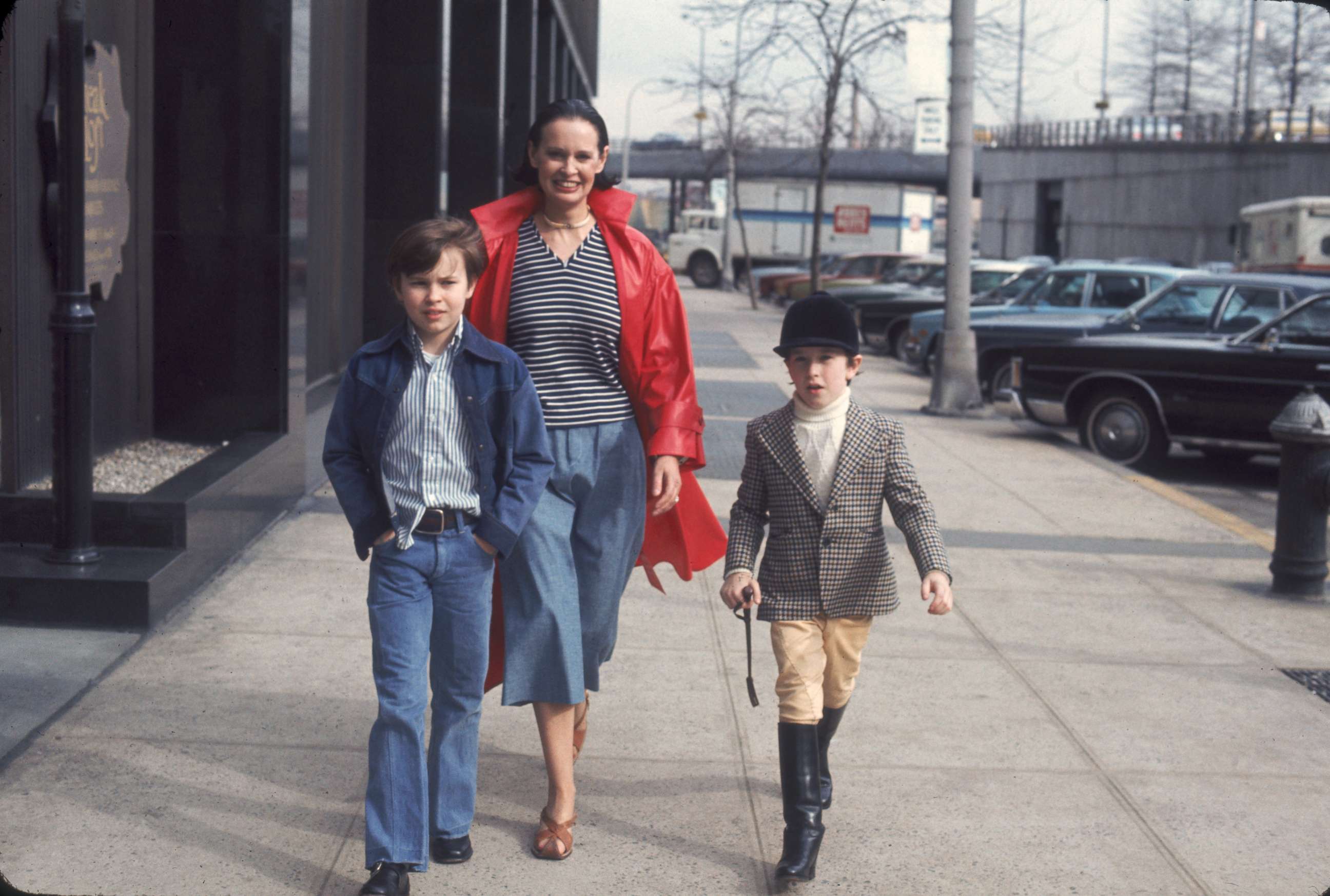 PHOTO: Gloria Vanderbilt and her two sons,  Carter Vanderbilt Cooper, left. and Anderson Cooper, walk along a sidewalk in New York, March 1976.