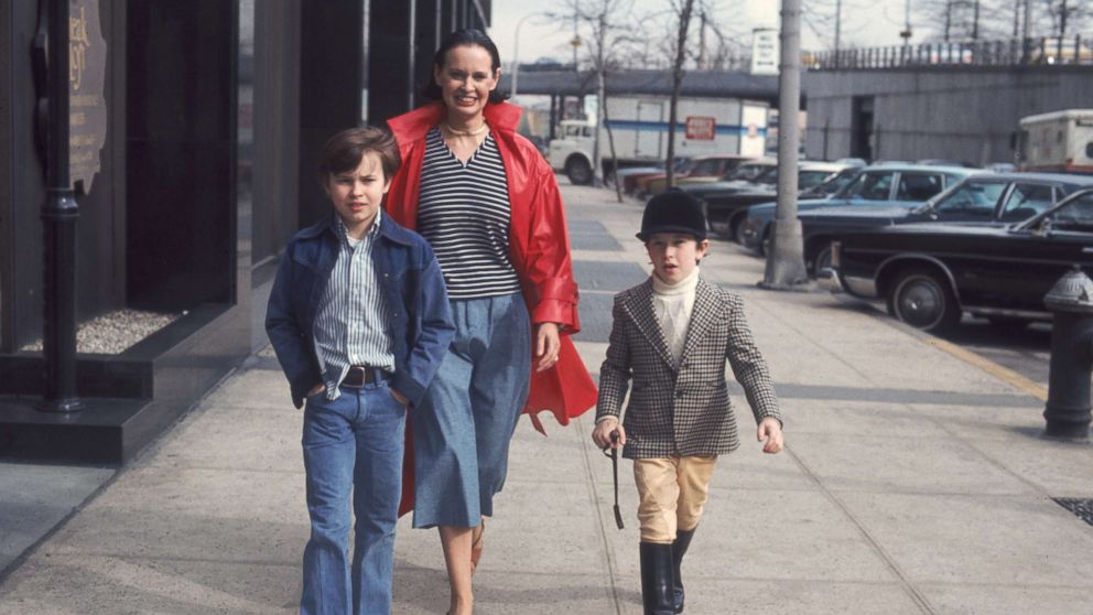 PHOTO: Gloria Vanderbilt and her two sons,  Carter Vanderbilt Cooper, left. and Anderson Cooper, walk along a sidewalk in New York, March 1976.