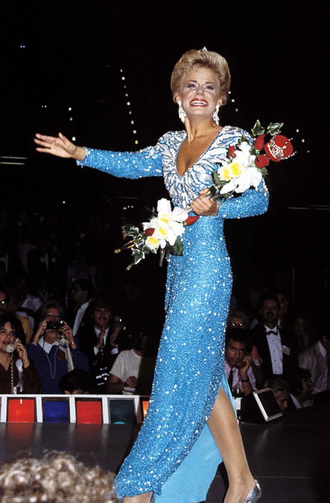 PHOTO: Gretchen Carlson acknowledges the audience during Miss America 1988 in Atlantic City, N.J., on Sept 09, 1988.