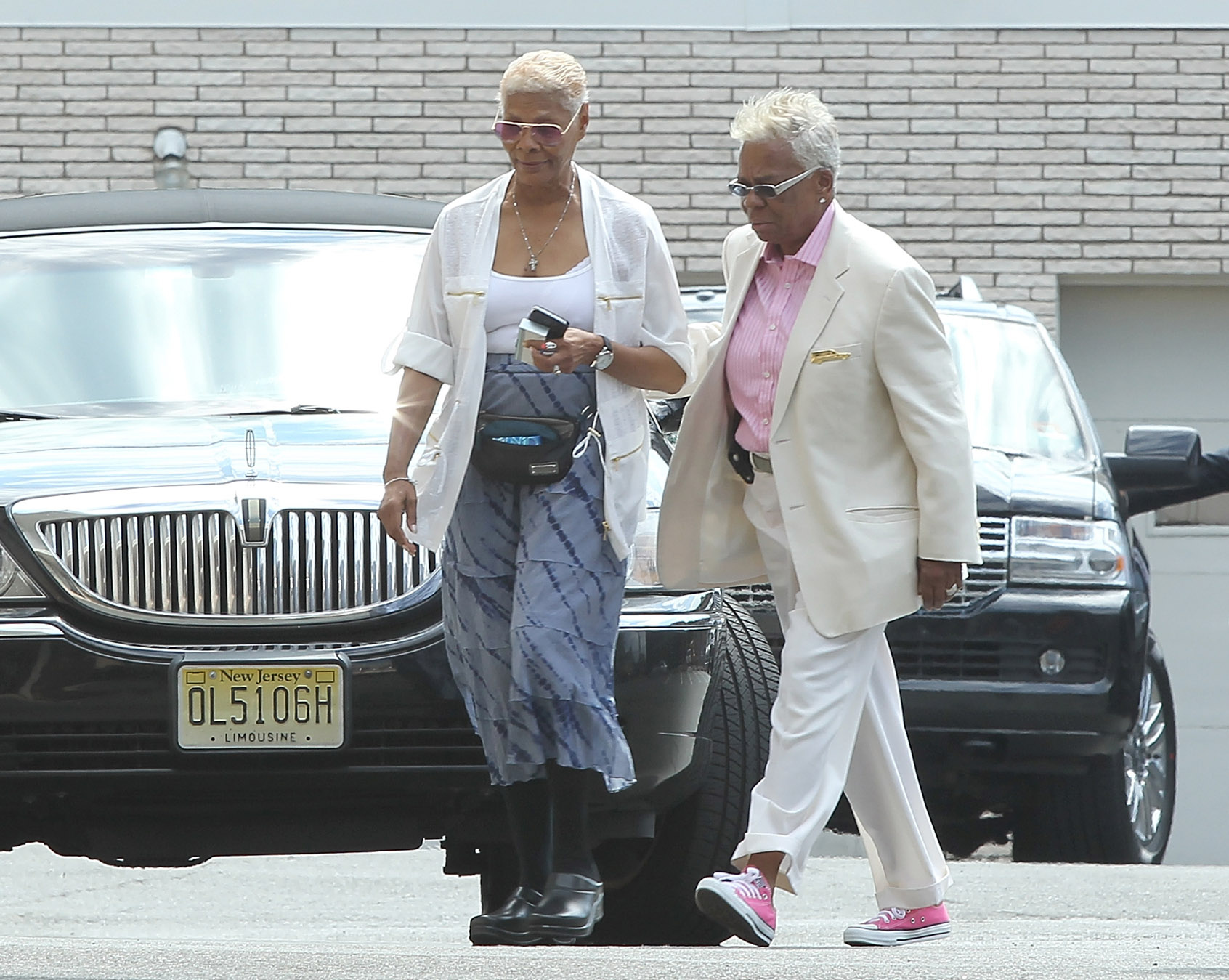 PHOTO: Singer Dionne Warwick (L) attends a funeral service for Bobbi Kristina Brown on Aug. 3, 2015 in Newark, New Jersey. 