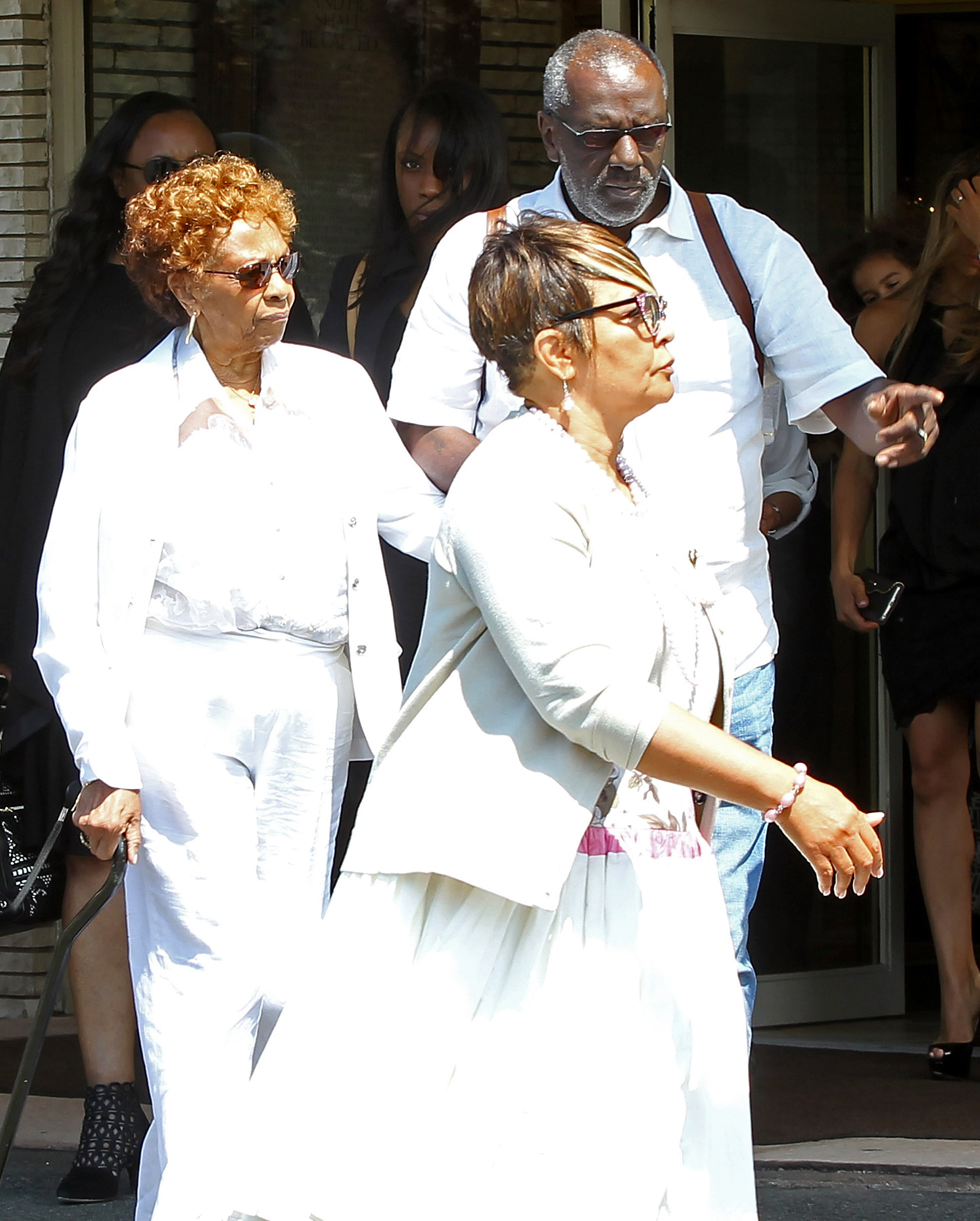 PHOTO: Cissy Houston (L) attends a funeral service for Bobbi Kristina Brown at the Whigham Funeral Home on Aug. 3, 2015 in Newark, New Jersey. 